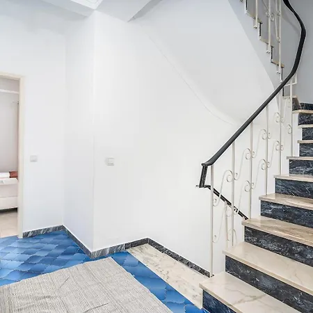 House Lagoon Проживание в семье